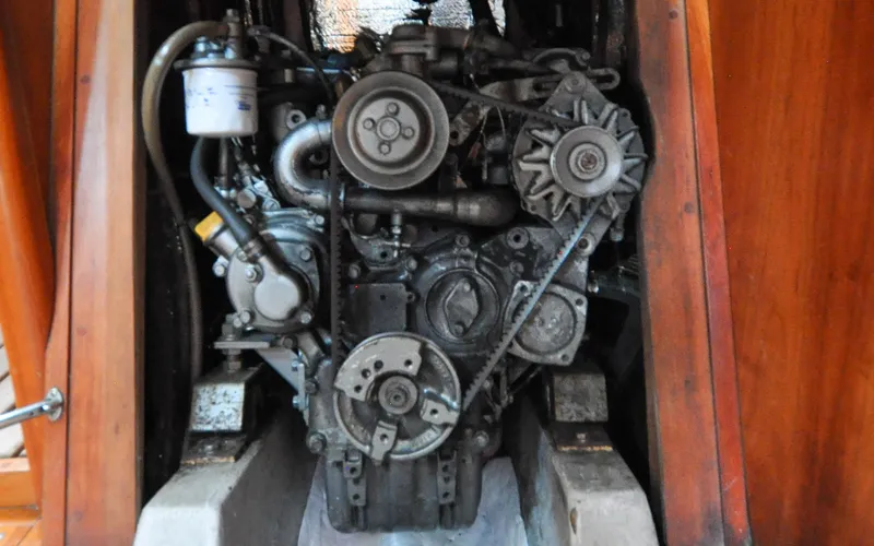 Slide: The Image of Tartan 4100 - Diamond - Engine Compartment - 113