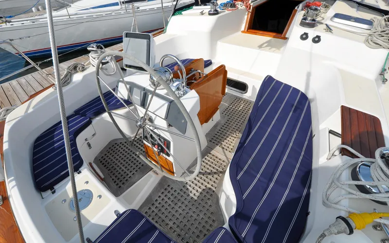 Slide: The Image of Tartan 4100 - Diamond - Cockpit with Cushions - 12