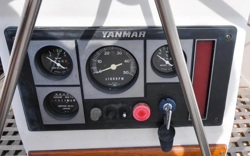 Slide: The Image of Tartan 4100 - Diamond - Cockpit - Engine Panel - 19