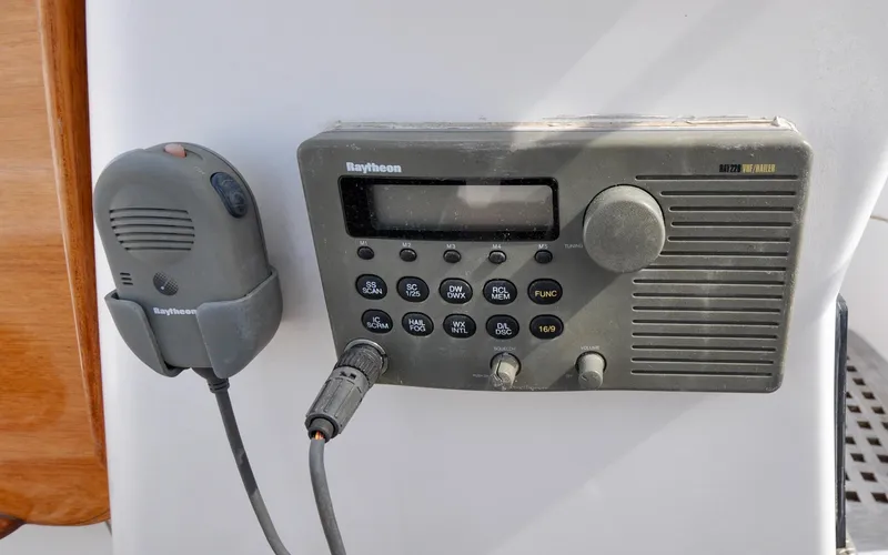 Slide: The Image of Tartan 4100 - Diamond - Cockpit - Marine VHF - 21