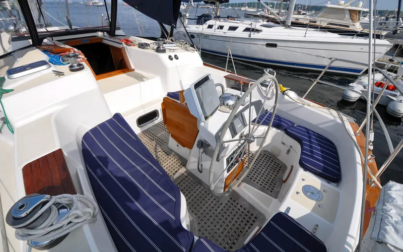 Slide: The Image of Tartan 4100 - Diamond - Cockpit with Cushions - 23