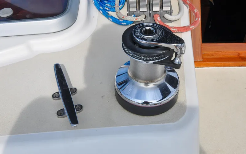 Slide: The Image of Tartan 4100 - Diamond - Cockpit - Port Trim Winch - 28