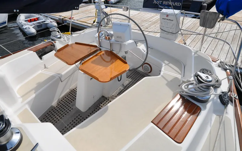 Slide: The Image of Tartan 4100 - Diamond - Cockpit - Table - 30