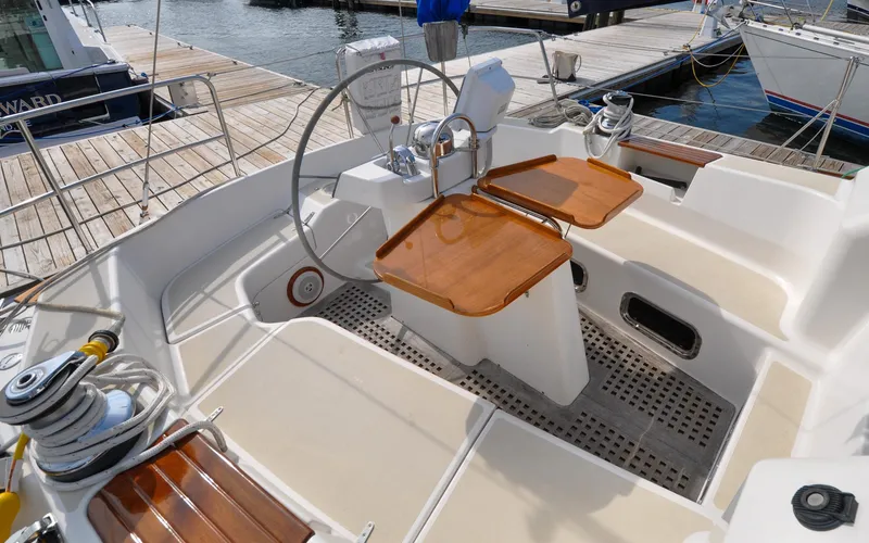 Slide: The Image of Tartan 4100 - Diamond - Cockpit - Table - 34