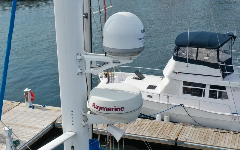 Slide: The Image of Tartan 4100 - Diamond - Radar Dome and KVH3 Dome - 52