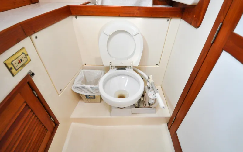 Slide: The Image of Tartan 4100 - Diamond - Head Compartment  - Toilette - 59