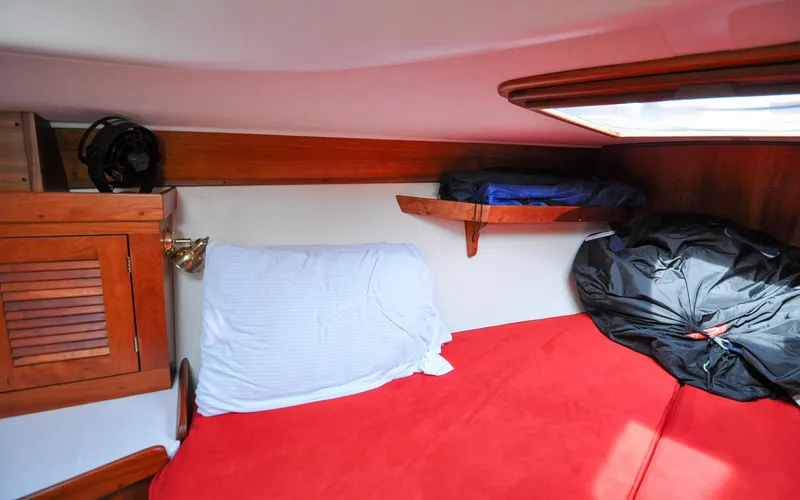 Slide: The Image of Tartan 4100 - Diamond - Forward Cabin - 93