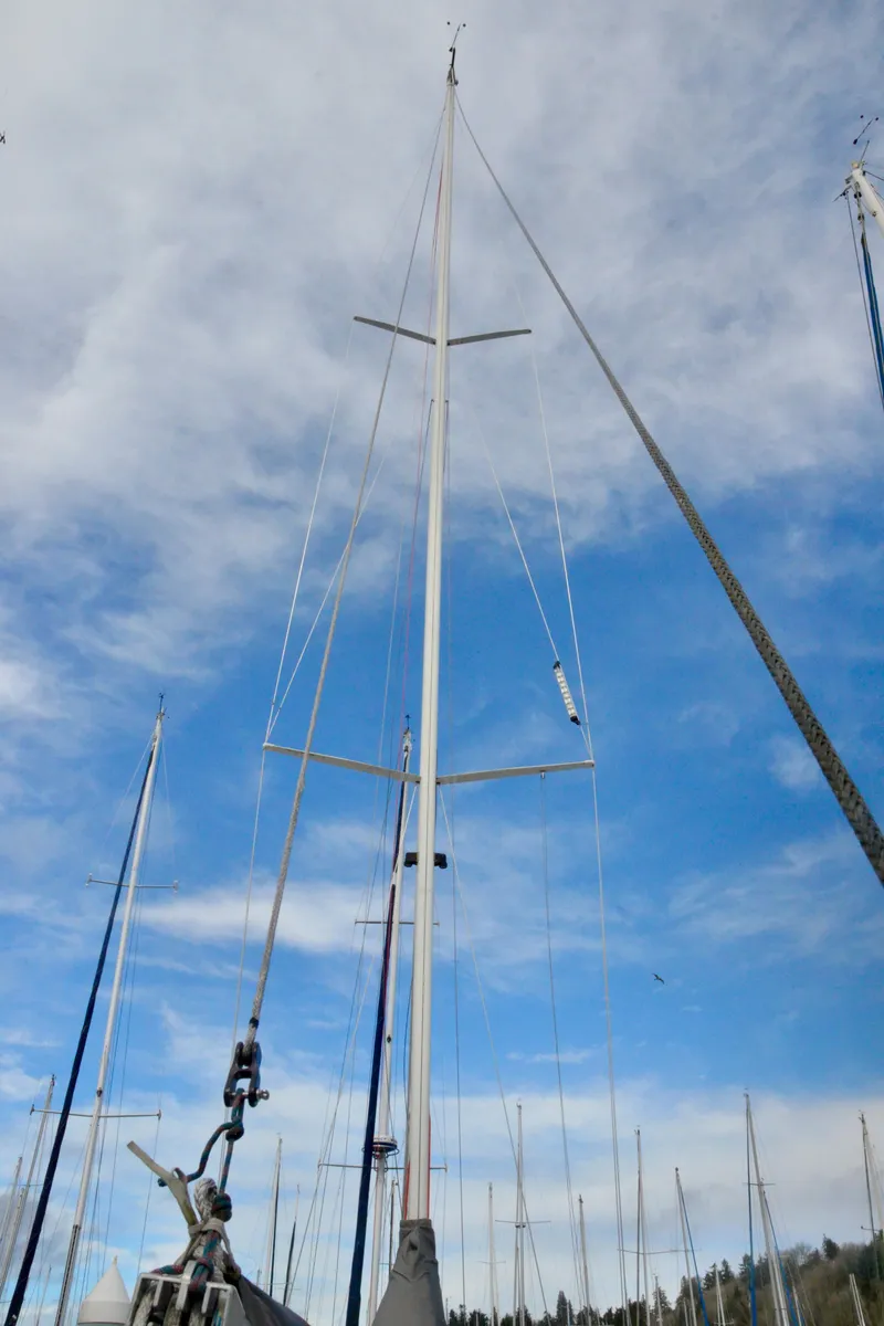 Slide: The Image of Tall mast of a 1998 J Boats J/120 sailboat against a blue sky. - 22