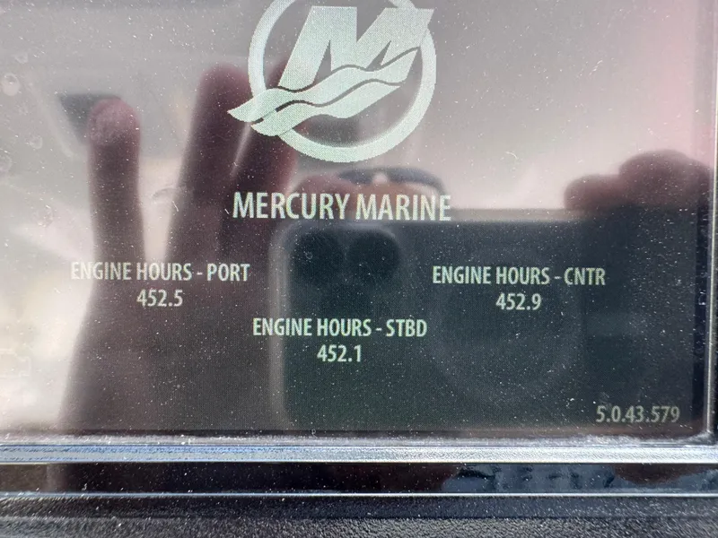 Slide: The Image of Display showing engine hours for Azimut Verve 40, 2019 model, by Mercury Marine. - 30