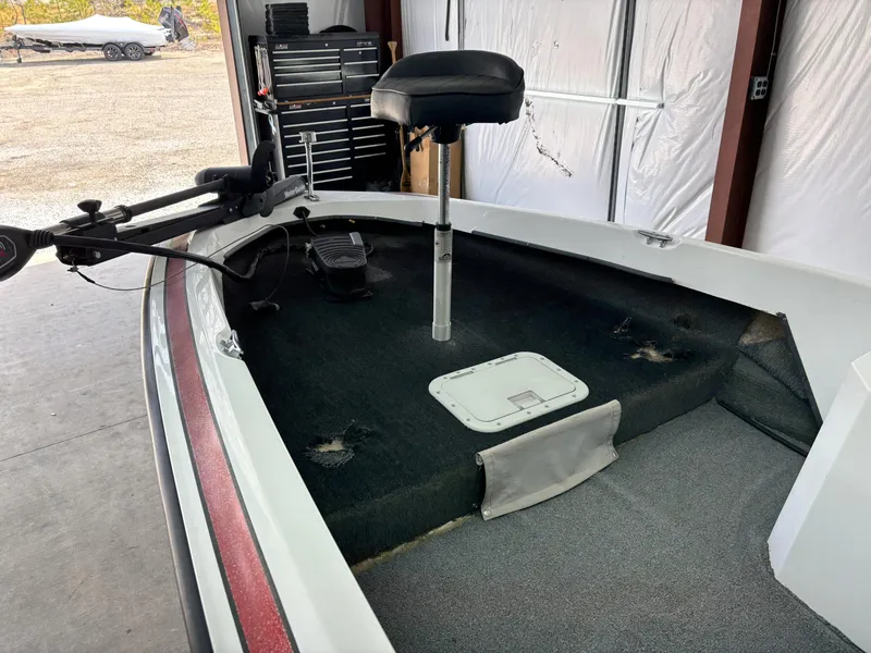 Slide: The Image of 2005 Hydra-Sports Z255 boat interior with fishing seat and trolling motor. - 5