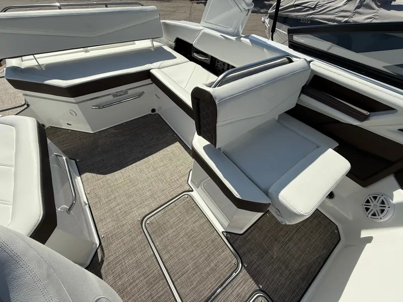 Slide: The Image of Cobalt R6 Surf 2025 - 680