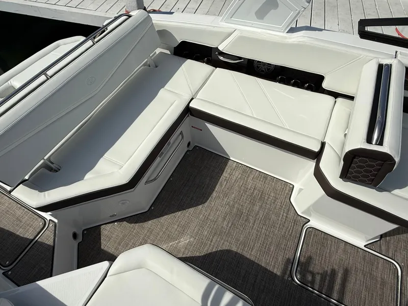 Slide: The Image of Cobalt R6 Surf 2025 - 685