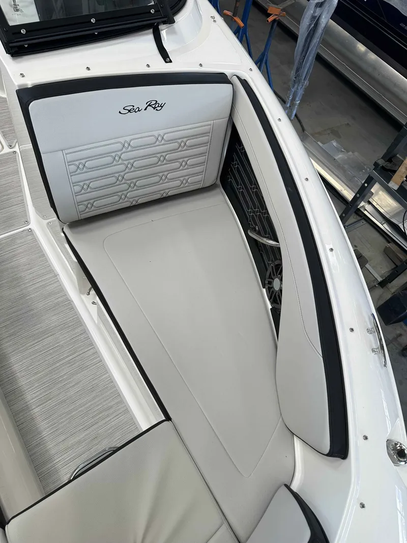 Slide: The Image of Sea Ray SPX 210 2025 - 10