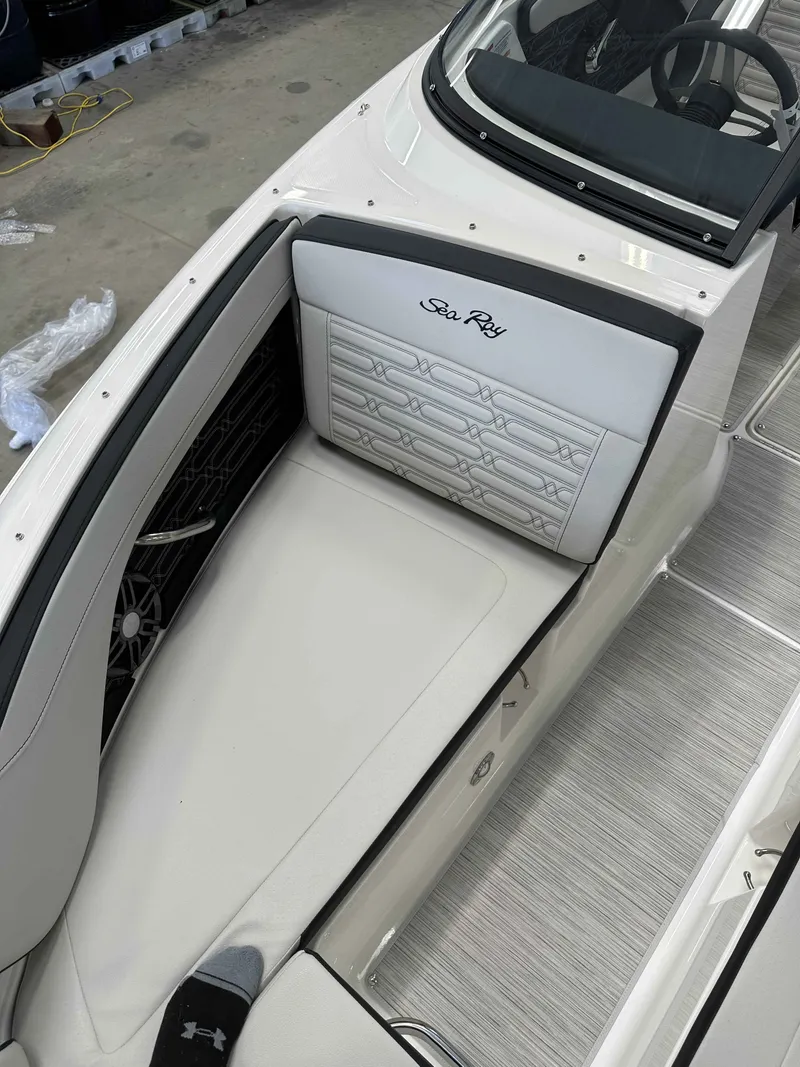 Slide: The Image of Sea Ray SPX 210 2025 - 11