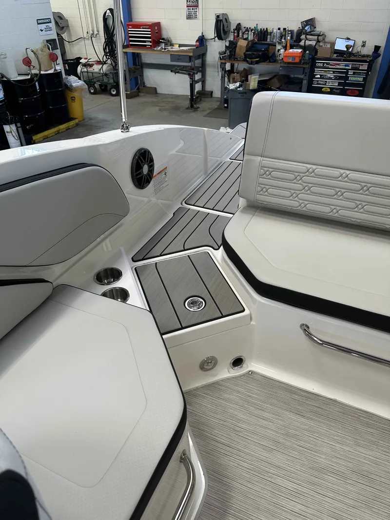 Slide: The Image of Sea Ray SPX 210 2025 - 12