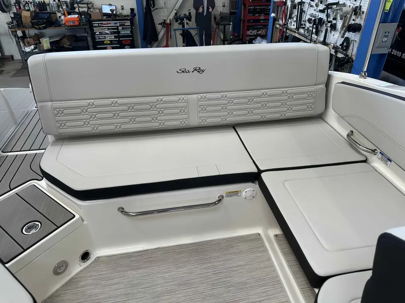 Slide: The Image of Sea Ray SPX 210 2025 - 13