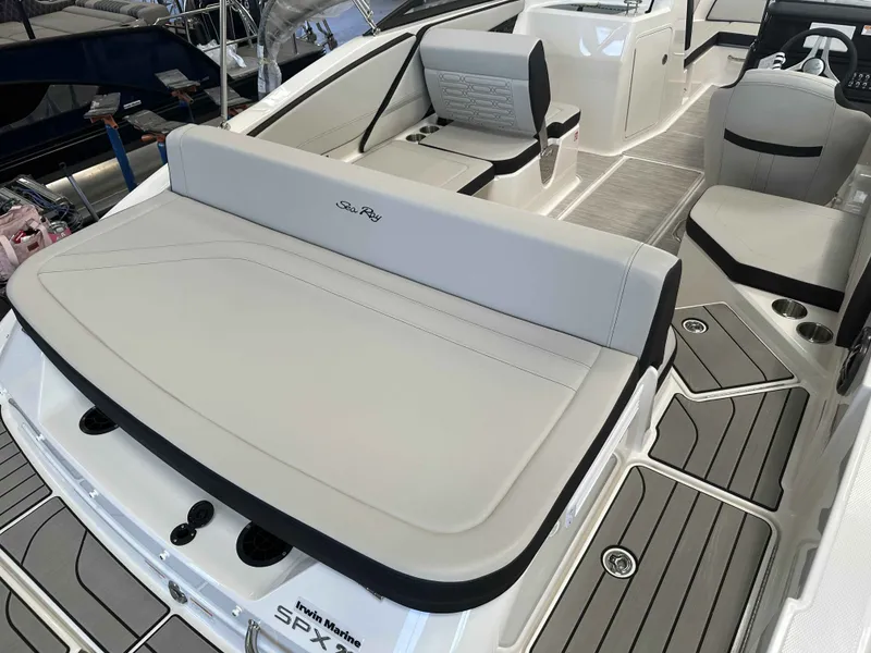 Slide: The Image of Sea Ray SPX 210 2025 - 4