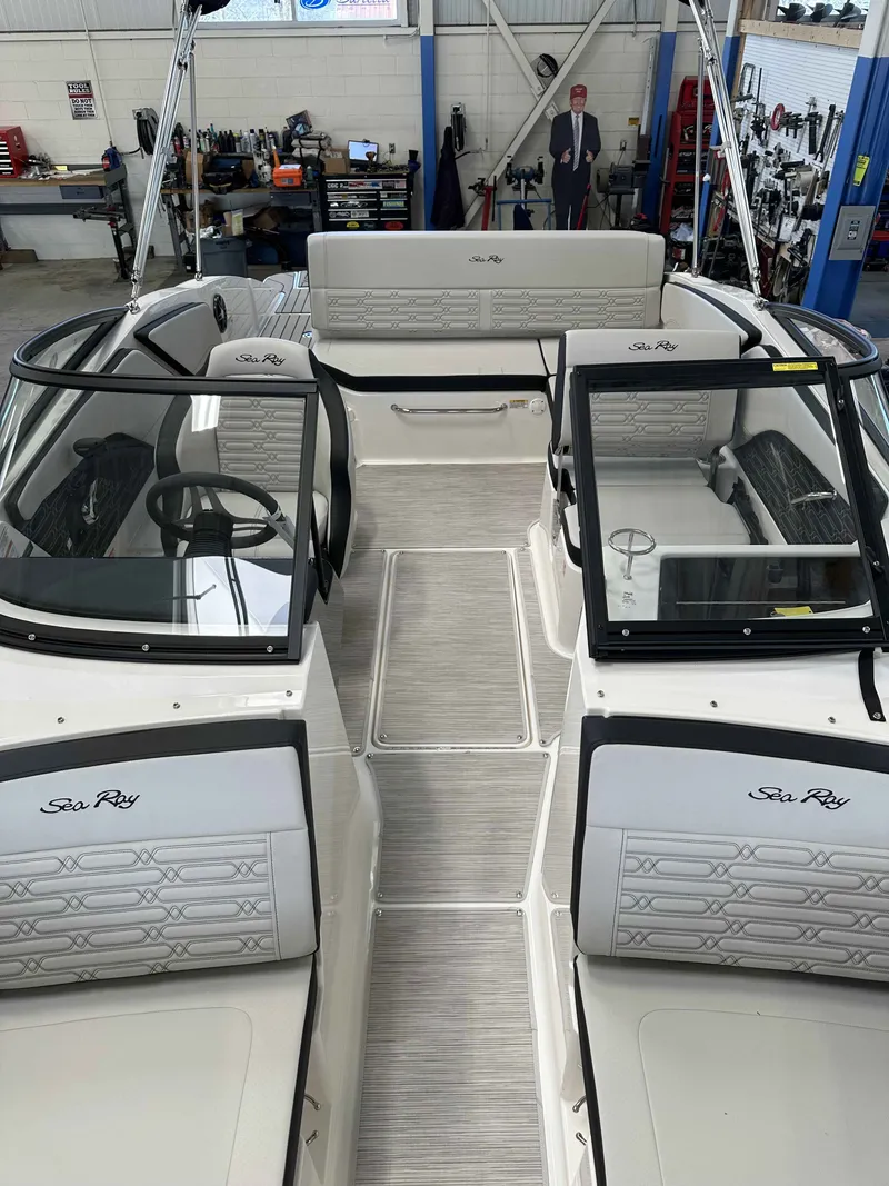 Slide: The Image of Sea Ray SPX 210 2025 - 9