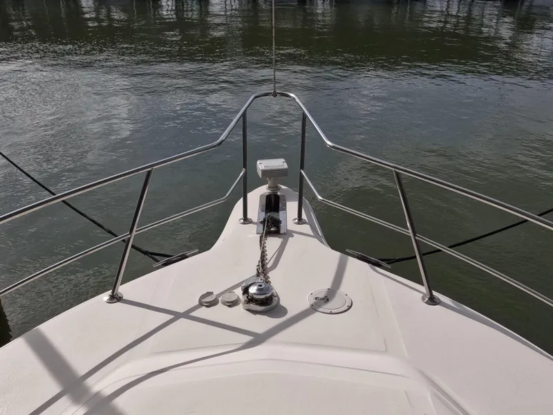 Slide: The Image of Bow view of 1998 Sea Ray 500 Sundancer yacht on calm water. - 38
