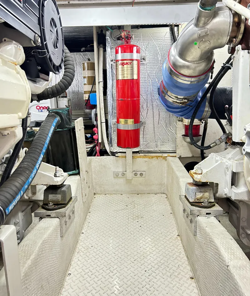 Slide: The Image of Cruisers Yachts 5000 Sedan Sport 2004 - 90