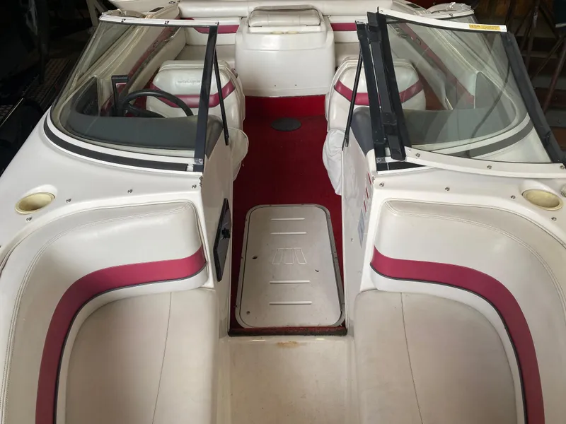 Slide: The Image of 1995 Wellcraft 196 S Eclipse boat interior with white and red seating. - 13
