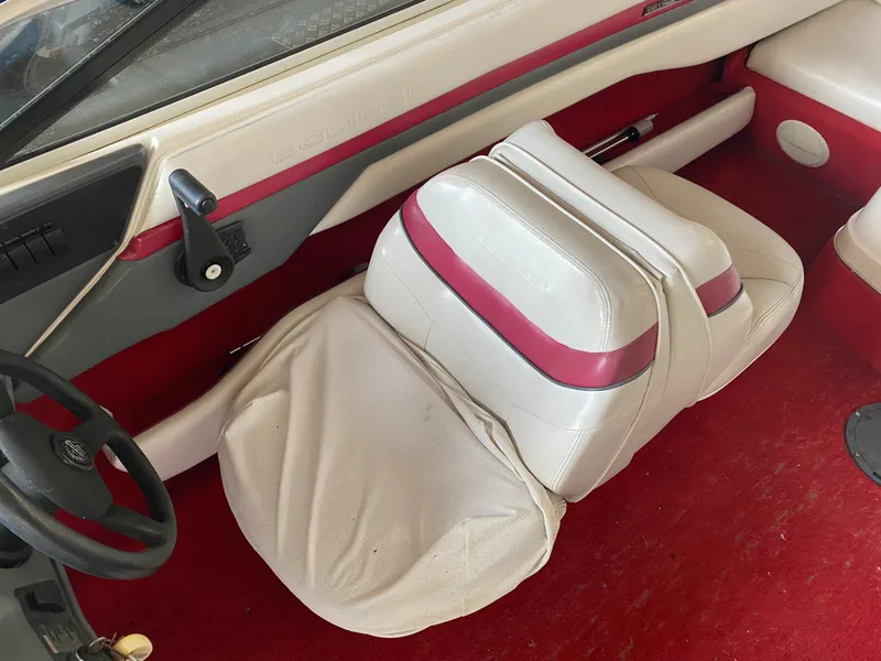 Slide: The Image of 1995 Wellcraft 196 S Eclipse boat interior with red and white seating. - 23