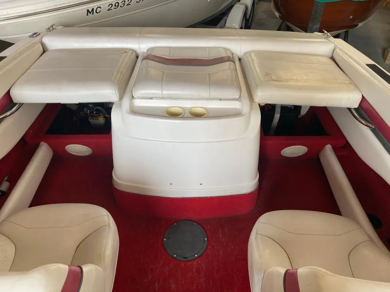 Slide: The Image of 1995 Wellcraft 196 S Eclipse boat interior with red and white seating. - 26