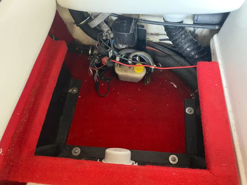 Slide: The Image of Interior view of a 1995 Wellcraft 196 S Eclipse boat with red carpet. - 27