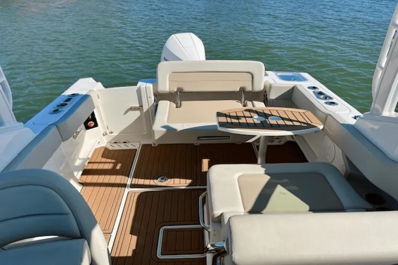 Slide: The Image of Boston Whaler 240 Vantage 2021 - 11