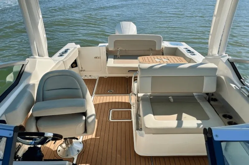Slide: The Image of Boston Whaler 240 Vantage 2021 - 12