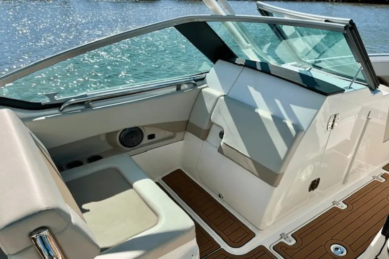 Slide: The Image of Boston Whaler 240 Vantage 2021 - 15