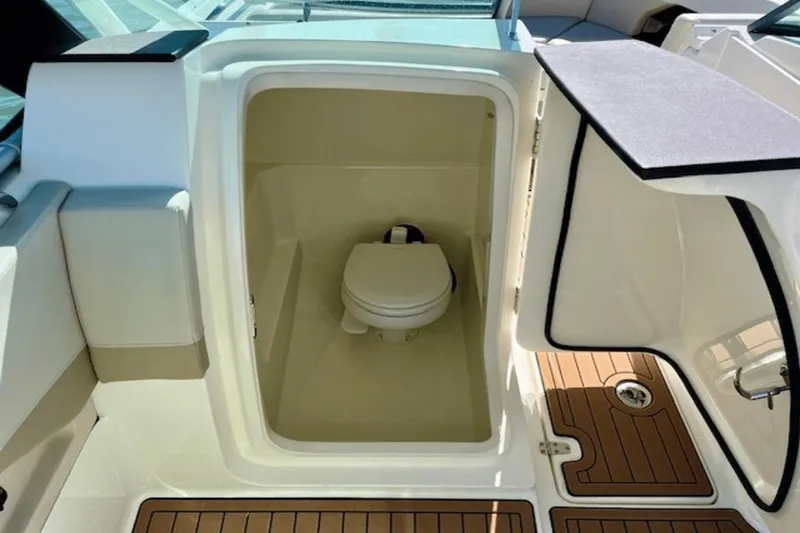 Slide: The Image of Boston Whaler 240 Vantage 2021 - 16