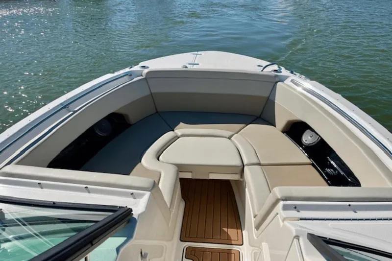 Slide: The Image of Boston Whaler 240 Vantage 2021 - 17