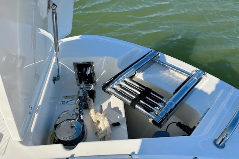 Slide: The Image of Boston Whaler 240 Vantage 2021 - 18