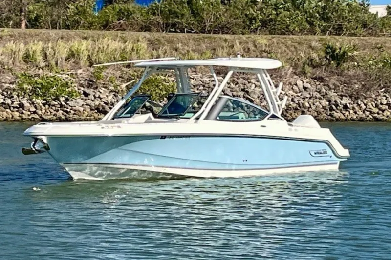 Slide: The Image of Boston Whaler 240 Vantage 2021 - 6