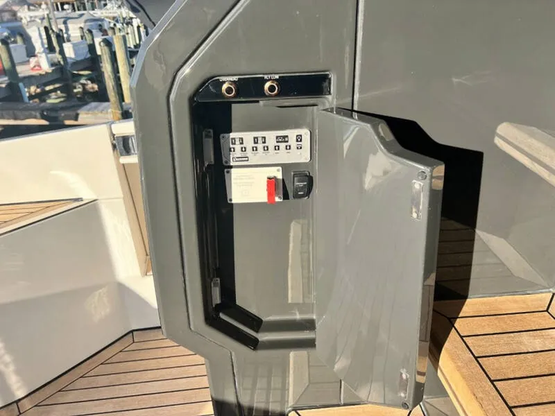 Slide: The Image of Fairline Squadron 68 2020 - 76