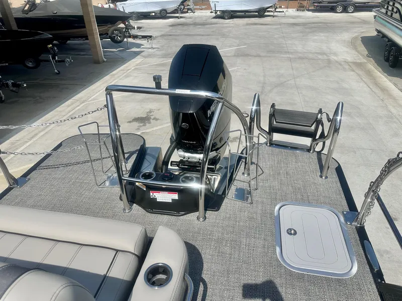 Slide: The Image of Barletta Lusso Ultra-Entertainer L25UEA w/ 400HP Mercury V10! 2025 - 7