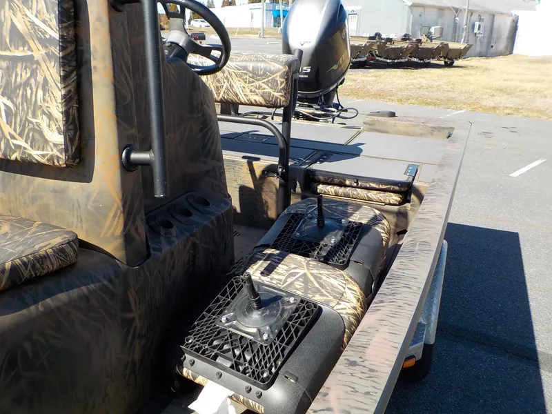 Slide: The Image of 2019 G3 Bay 20 DLX Camo boat with camouflage seating and Yamaha motor. - 11