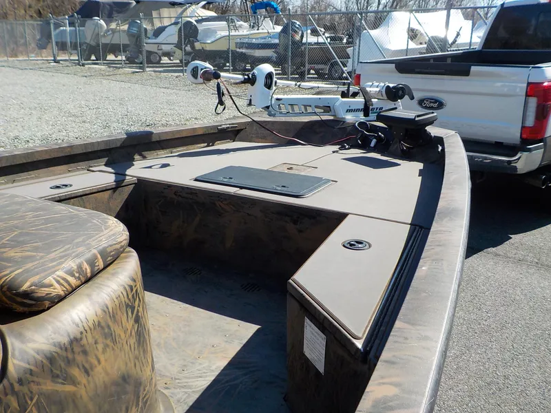 Slide: The Image of 2019 G3 Bay 20 DLX Camo boat with camo seating and Minn Kota trolling motor. - 9