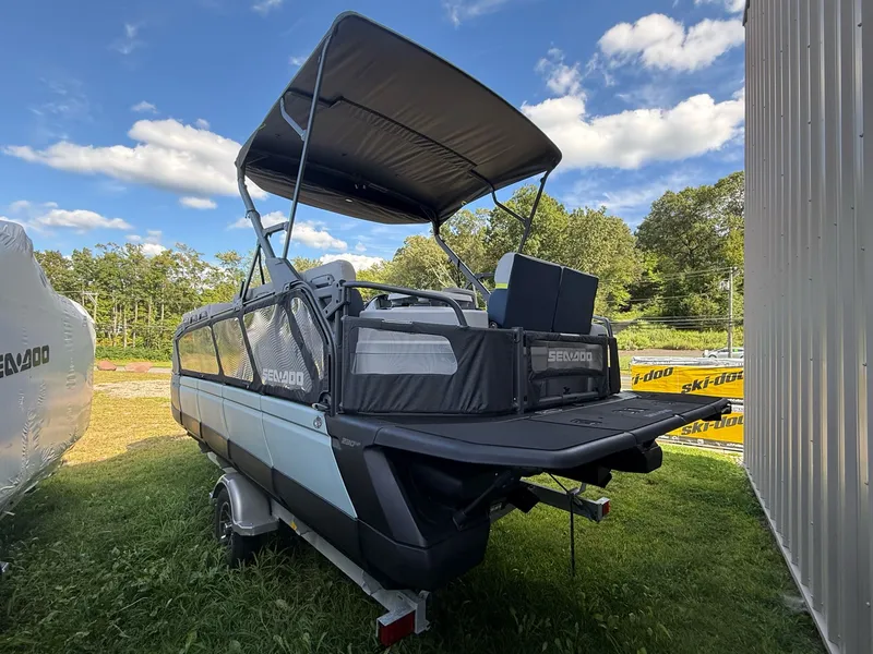 Slide: The Image of Sea-Doo SWITCH LIMITED 21 FT 230 HP 2025 - 4