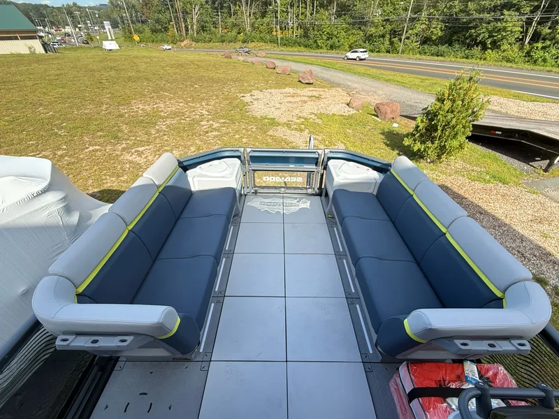 Slide: The Image of Sea-Doo SWITCH LIMITED 21 FT 230 HP 2025 - 5