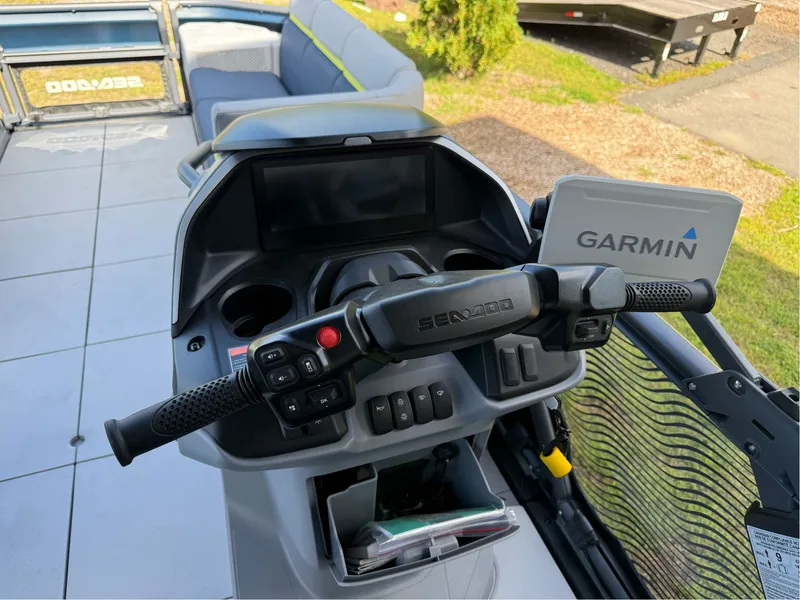 Slide: The Image of Sea-Doo SWITCH LIMITED 21 FT 230 HP 2025 - 8