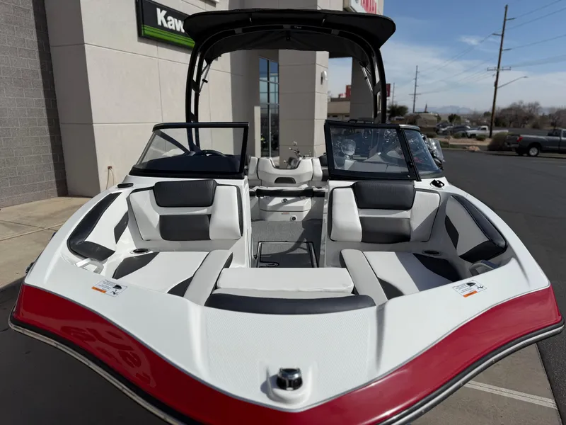 Slide: The Image of 2025 Yamaha Boats AR195 with sleek design and spacious seating, displayed outdoors. - 14