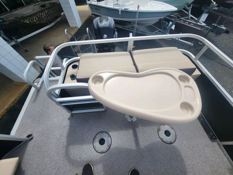 Slide: The Image of Sun Tracker FISHIN BARGE 22DLX 2018 - 10