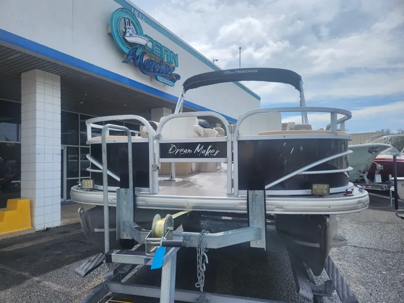 Slide: The Image of Sun Tracker FISHIN BARGE 22DLX 2018 - 12