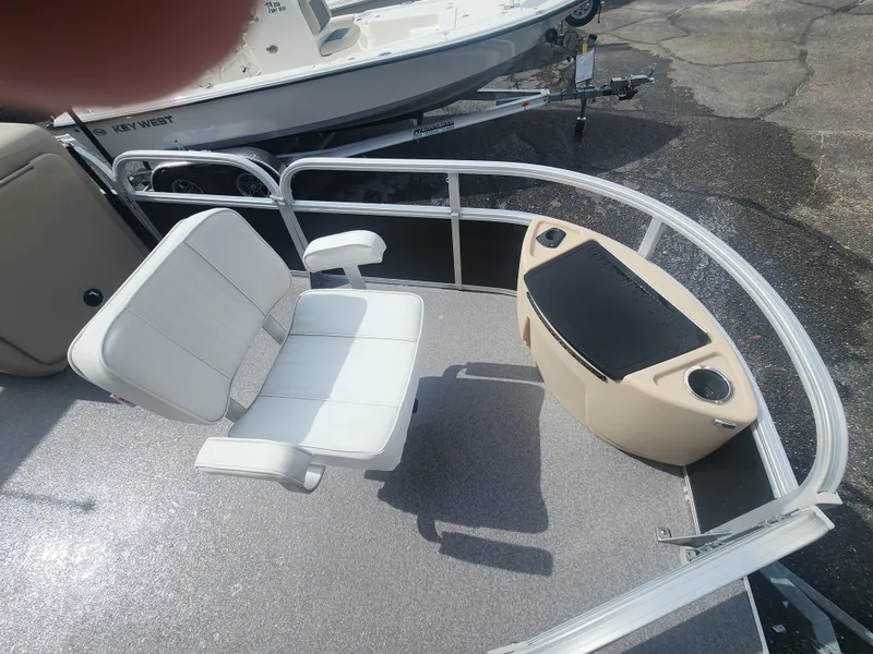 Slide: The Image of Sun Tracker FISHIN BARGE 22DLX 2018 - 14