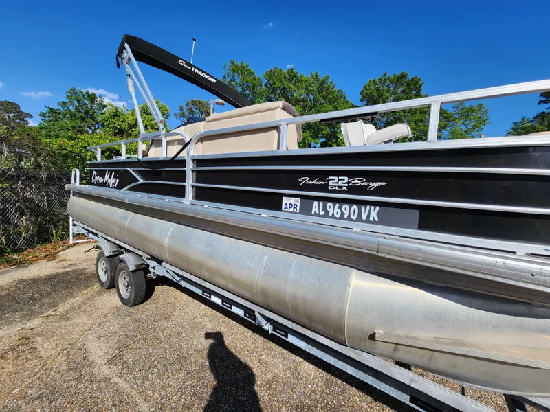 Slide: The Image of Sun Tracker FISHIN BARGE 22DLX 2018 - 3