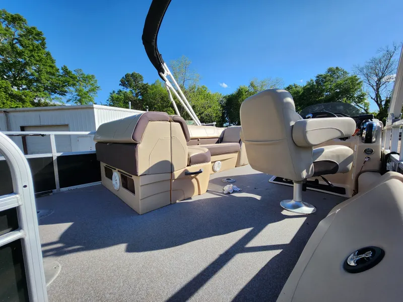 Slide: The Image of Sun Tracker FISHIN BARGE 22DLX 2018 - 8