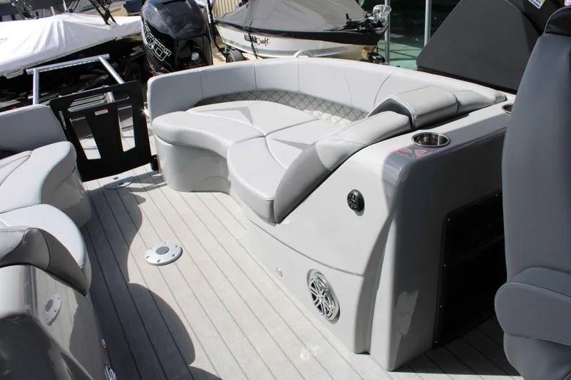 Slide: The Image of Manitou 27 LX RFX Dual Engine 2023 - 12