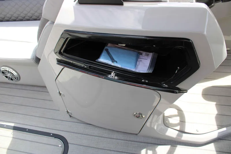 Slide: The Image of Manitou 27 LX RFX Dual Engine 2023 - 13